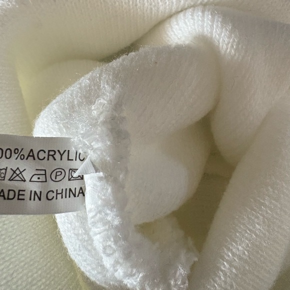 NWOT- Hello Kitty Embroidered knit hat - Picture 2 of 2